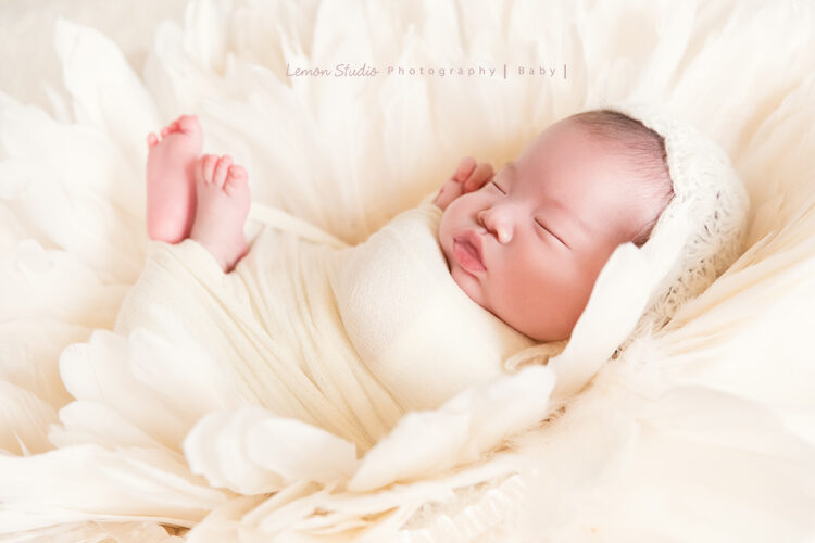 台南小小John一家在檸檬巷館拍的專業新生兒攝影系列相片之一，包起來的John有安全感特別好睡!