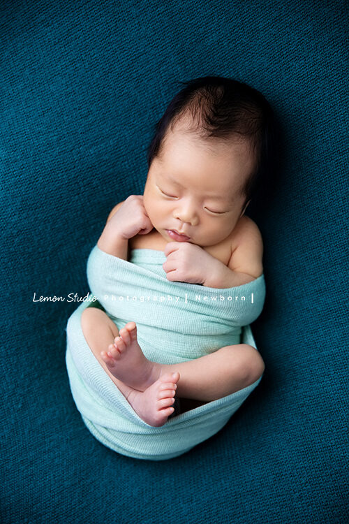 誼靜媽麻的寶寶來拍寶寶寫真照，好愛這張相片的這個藍，好特別的氛圍