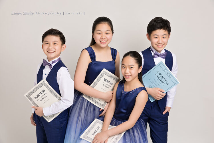 Audrey. Melody. Edward & Arthur四個孩子為了音樂會的演出海報來拍照，四個孩子拿譜拍照感覺很有音樂氣息！