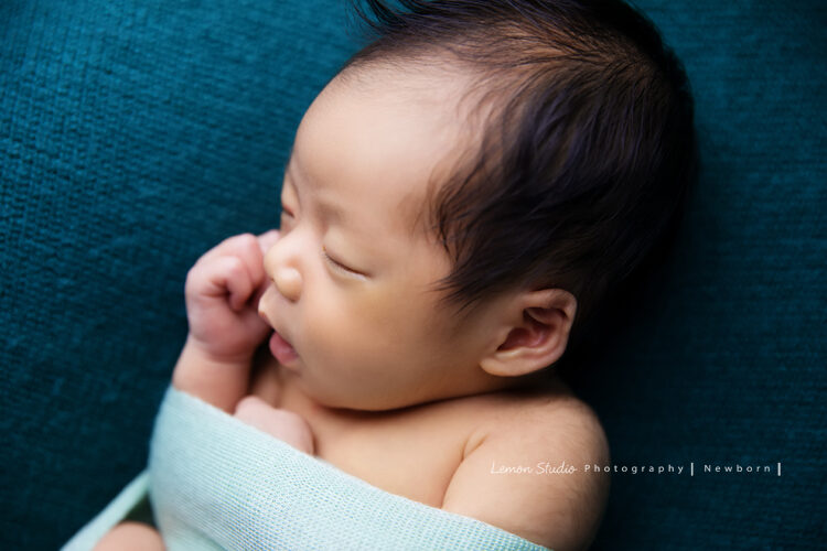 誼靜媽麻的寶寶來拍新生兒寶寶照，這張寶寶睡著的樣子好可愛！