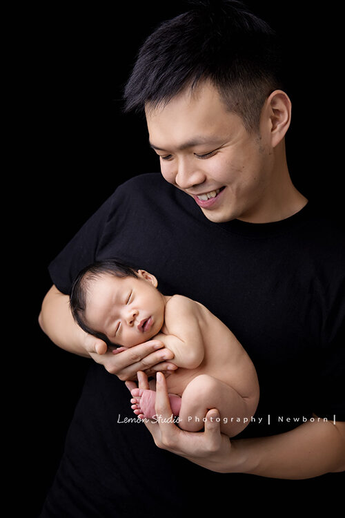 誼靜媽麻一家來拍新生兒寶寶的全家福，這張爸拔抱我，幸福的情感自然流露