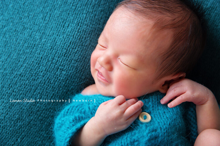 艾倫媽麻的寶寶來拍新生兒寫真，這張寶寶在睡夢中的笑容好療癒啊！寶寶夢到了什麼呢？