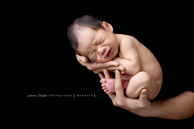 誼靜媽麻的寶寶來拍新生兒攝影，寶寶快要哭了也好可愛啊！