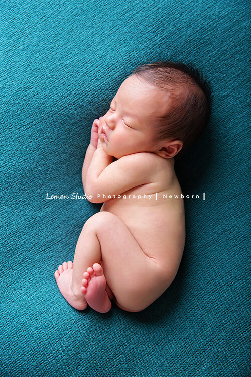 艾倫媽麻的寶寶來拍寶寶攝影，寶寶睡著在笑，不知道夢到了什麼？