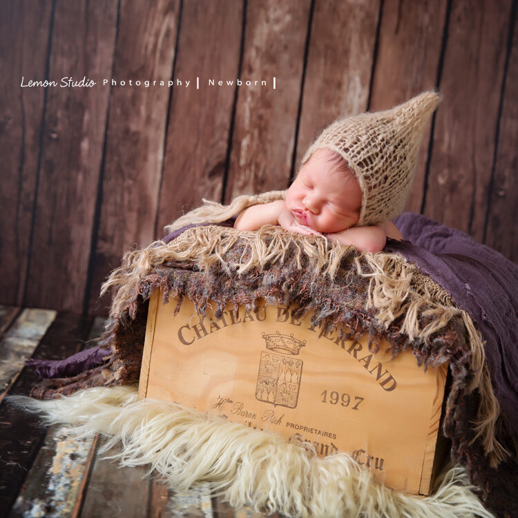 艾倫媽麻的寶寶來拍專業新生兒攝影，這張感覺好美式！