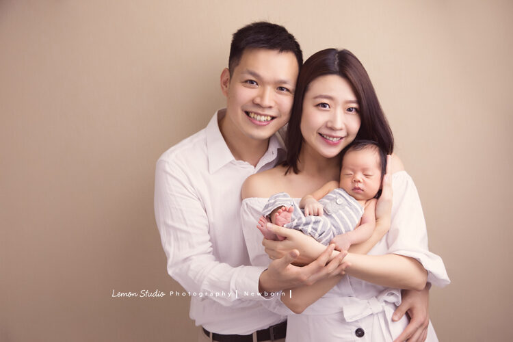 誼靜媽麻的寶寶來拍新生兒攝影，我們家的第一張全家福
