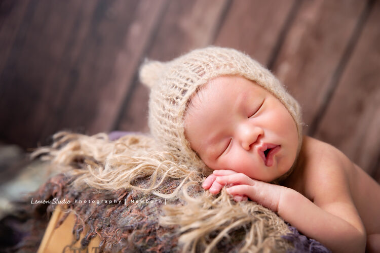 艾倫媽麻的寶寶來拍新生兒寫真，寶寶乖乖睡，寶寶的表情好有戲啊！