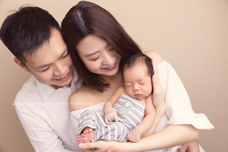 誼靜媽麻一家來拍全家福及新生兒寶寶攝影，這張爸拔媽麻抱抱我