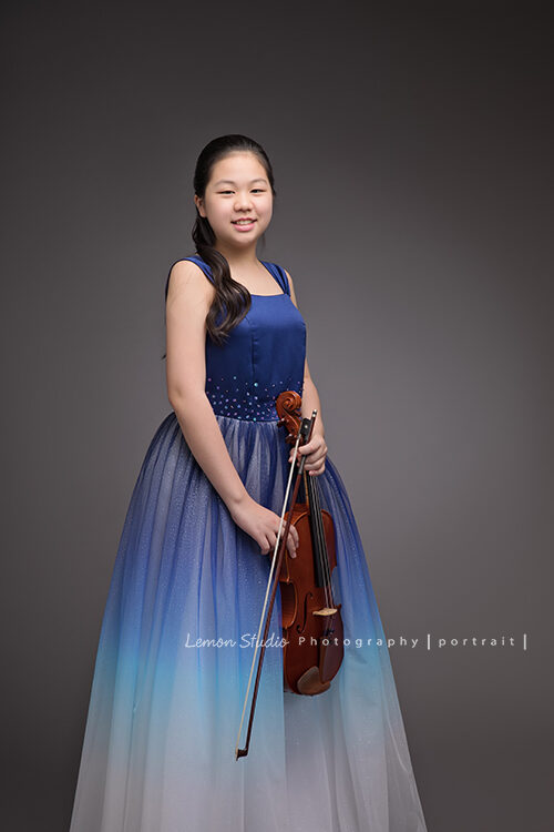 Audrey. Melody. Edward & Arthur四個孩子為了音樂會的演出海報來拍照，這張用灰背景拍照，拍起來的Audrey很優雅