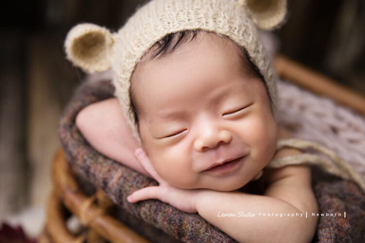 誼靜媽麻的寶寶來拍嬰兒寫真，寶寶在睡夢中微笑，好可愛啊