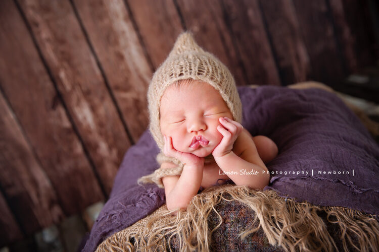 艾倫媽麻剛出生的寶寶來拍照，拖著頭超可愛啊！