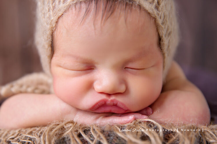 艾倫媽麻的寶寶來拍嬰兒寫真，這張嘟嘴巴的太可愛了