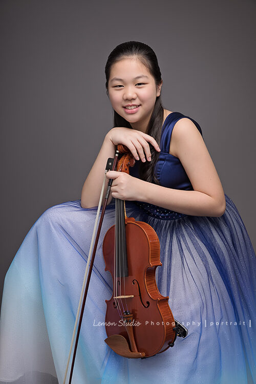 Audrey. Melody. Edward & Arthur四個孩子為了音樂會的演出海報來拍照，這張是Audrey獨照！