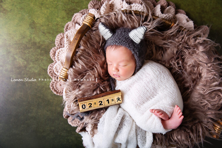 艾倫媽麻的寶寶來拍嬰兒照，這張很適合做彌月相片啊！