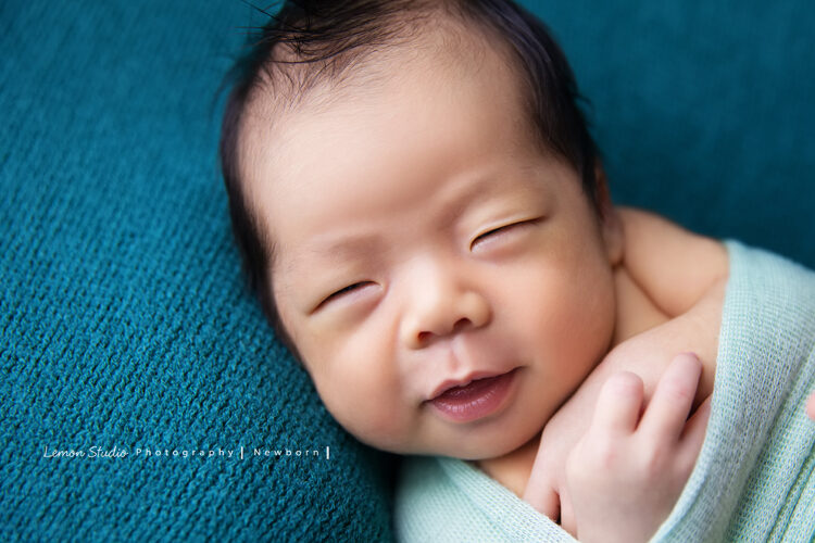 誼靜媽麻的寶寶來拍新生兒攝影，這張寶寶不知道夢到什麼，笑容超有趣！