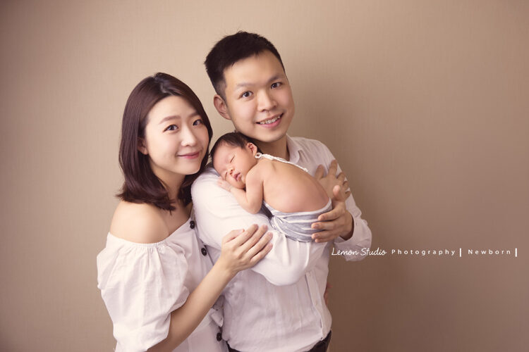誼靜媽麻的寶寶來拍新生兒攝影，這是檸檬巷館專屬的優雅質感新生兒寫真全家福，這張相片看得出來爸拔媽麻有了我以後很滿足啊！