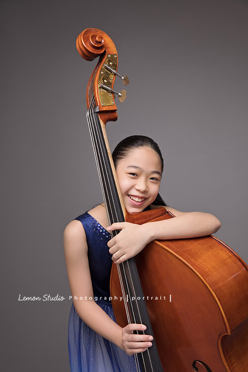 Audrey. Melody. Edward & Arthur四個孩子為了音樂會的演出海報來拍照，這張是Melody和她的大提琴