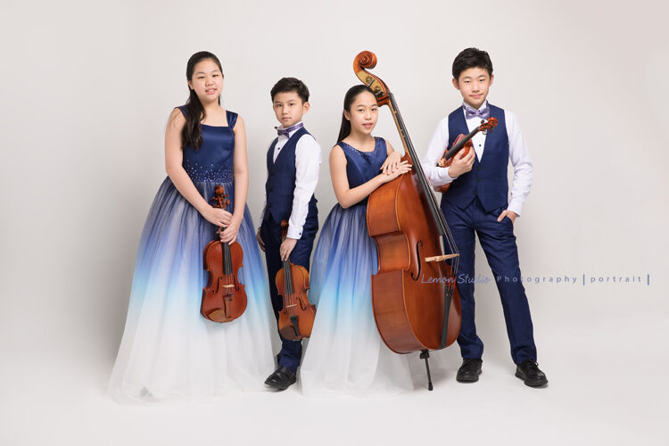 Audrey. Melody. Edward & Arthur四個孩子為了音樂會的演出海報來拍照，酷酷的四人組合！