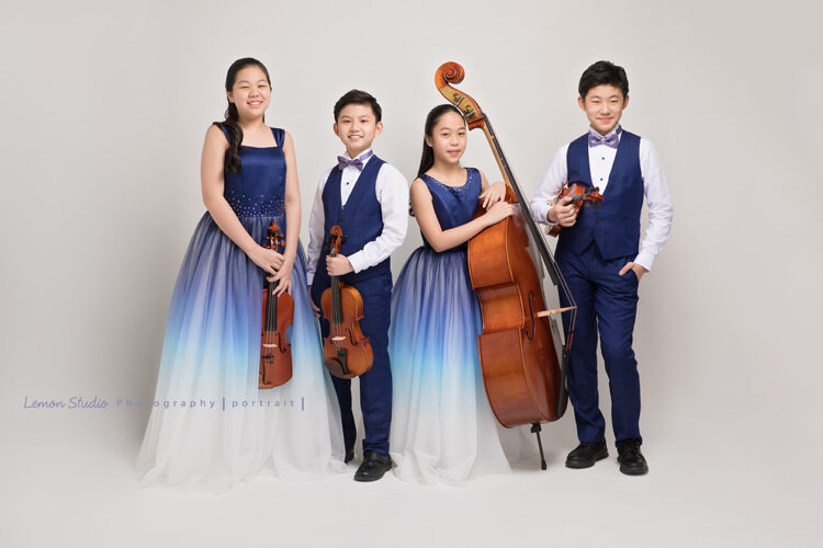 Audrey. Melody. Edward & Arthur四個孩子為了音樂會的演出海報來拍照，這張四個孩子很有默契！
