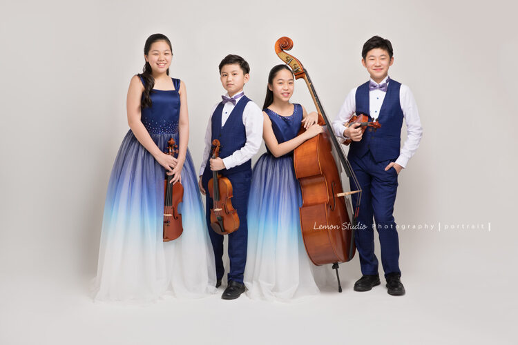 Audrey. Melody. Edward & Arthur四個孩子為了音樂會的演出海報來拍音樂會人像攝影，專業攝影師的鏡頭下，留下這張四個人最美好的合照紀錄