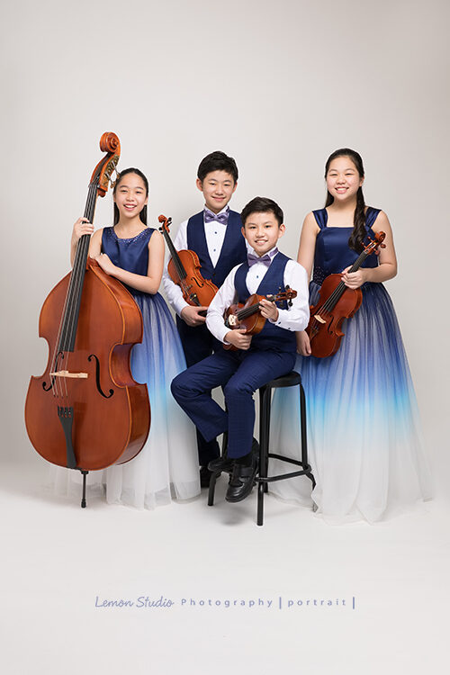 Audrey. Melody. Edward & Arthur四個孩子為了音樂會的演出海報來拍音樂會人像攝影，這張四人換了一下站的位置再拍，感覺又跟剛剛的合照不太一樣，這張合照的氛圍很棒！