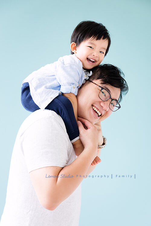 兩歲的竣齊和爸拔媽麻、外公外婆一起來拍照，這張相片是跟爸拔互動是最美好的家庭寫真