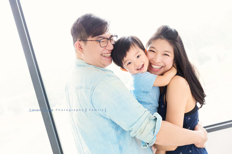 兩歲的竣齊和爸拔媽麻、外公外婆一起來拍家庭攝影，這張跟爸拔媽麻的互動好自然