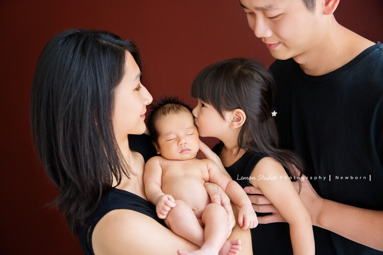 靜雯媽麻一家人來拍照，新生兒寶寶攝影是給寶寶最美好的禮物，這張全家人的情感盡在不言中！
