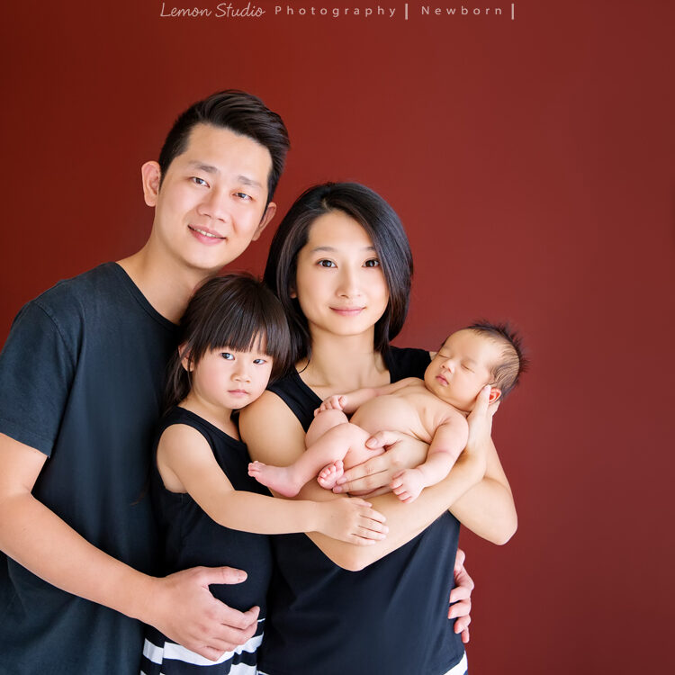 靜雯媽麻一家人來拍二寶出生後的第一次的全家福，新生兒寶寶寫真是給初生寶寶最美好的紀錄
