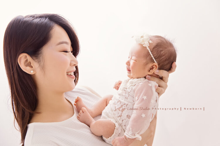 玫君媽麻一家來拍照，檸檬巷館的新生兒攝影為玫君媽麻一家留下最美的初生紀念，這張相片寶寶在媽麻手上笑了，好美的畫面