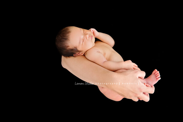 靜雯媽麻一家人來拍新生兒寫真照，這張是一家人的全家福！