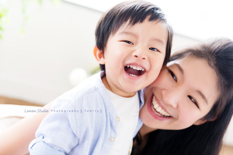 兩歲的竣齊和爸拔媽麻、外公外婆一起來拍週年照，在專業的兒童攝影鏡頭下拍出這張媽麻最自然的互動