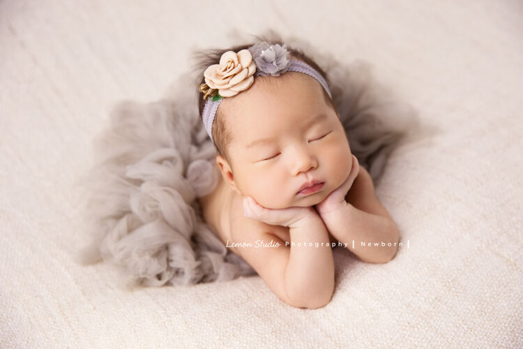 玫君媽麻的寶寶來拍新生兒寫真，這張玫君媽麻的寶寶第一次穿澎澎裙好可愛！