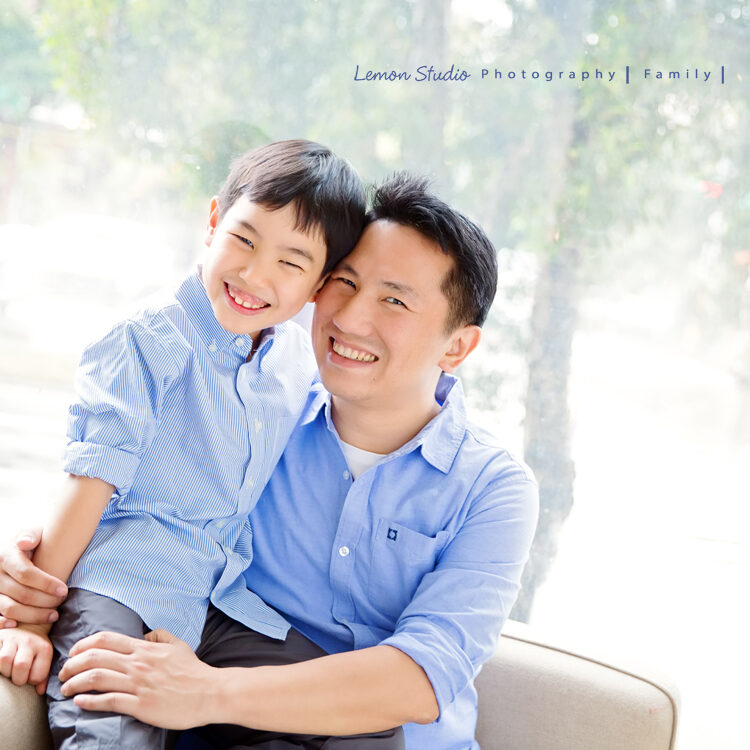覲宇&耘瑄一家來拍家庭寫真，這張是爸拔與覲宇的合照
