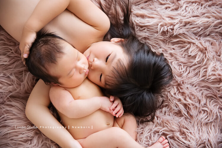 靜雯媽麻的寶寶來拍寶寶寫真，這張是我和姊姊最美好的合照