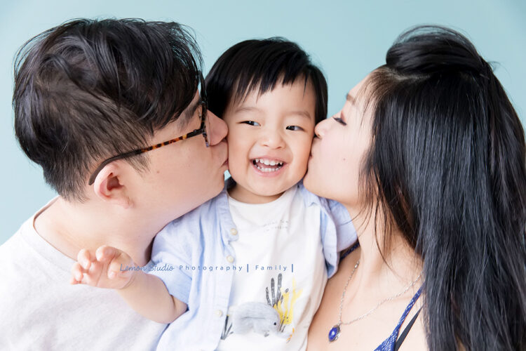 兩歲的竣齊的兒童寫真，這張爸拔媽麻一起親我！