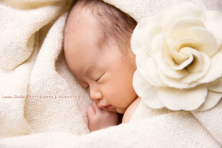 玫君媽麻的寶寶來拍寶寶寫真，這張寶寶睡著了，配上白色的花好藝術啊！