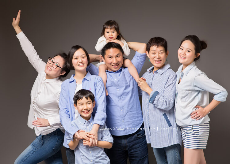 覲宇&耘瑄一家來拍家庭寫真，這張全家福好有趣啊！