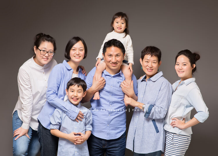 覲宇&耘瑄一家來拍家庭寫真，這張三代同堂的全家福好美啊！