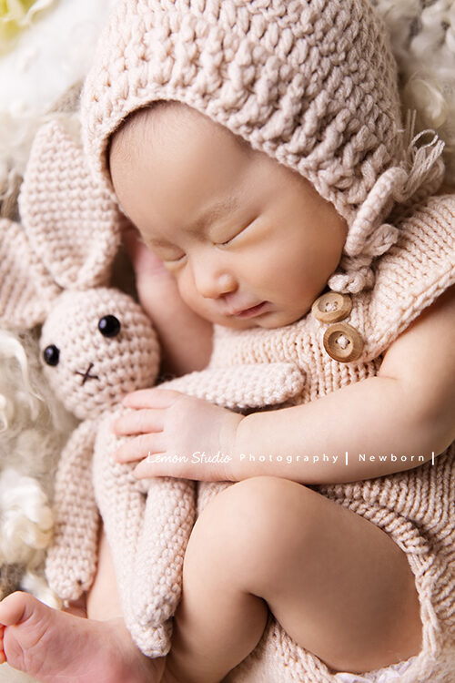玫君媽麻的寶寶來拍新生兒專業攝影，這張寶寶抱著小兔子好可愛！