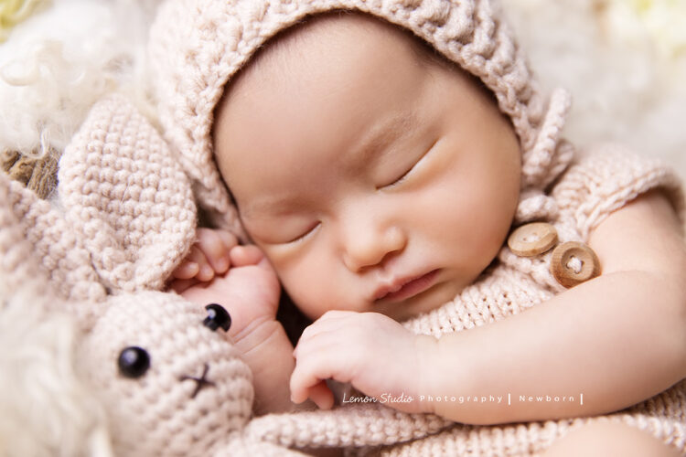 玫君媽麻的寶寶來拍新生兒專業攝影，這張寶寶抱著小兔子睡，小兔子陪寶寶乖乖睡乖乖長大