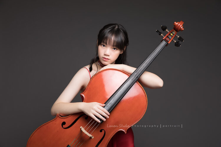 翊恩為即將來到的音樂會海報來拍照，學大提琴的翊恩好美，這是為了音樂會海報拍的人像攝影