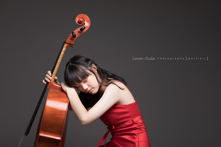 翊恩為即將來到的音樂會海報來拍照，學音樂的美少女翊恩為了弦樂團的演出拍照，這張相片有一種寧靜的美