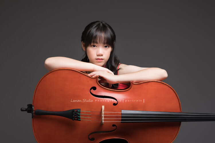 翊恩為即將來到的音樂會海報來拍照，這張是翊恩與她的大提琴