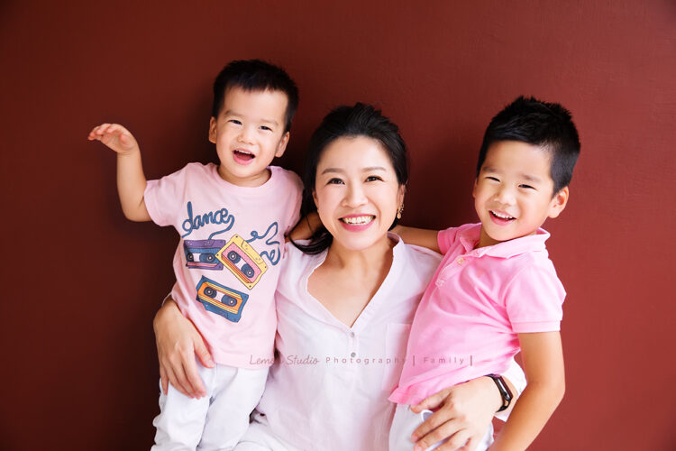 明潔媽麻一家第二次來拍親子攝影，這張是媽麻跟弟弟們的合照！