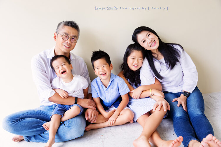明潔媽麻一家第二次來拍全家福，專業攝影的鏡頭捕捉到這張一家人自然的互動留念