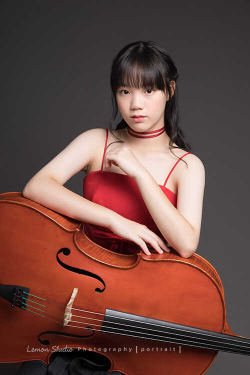 翊恩為即將來到的音樂會海報來拍照，這張是學音樂的美少女翊恩與她的提琴！不看鏡頭帶出另一種氛圍！