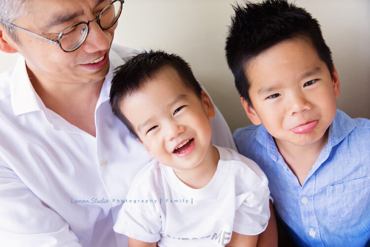 明潔媽麻一家第二次來拍全家福，專業攝影師的引導下，拍出這張爸拔跟弟弟們互動很自然的合照