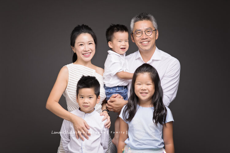 明潔媽麻一家第二次來拍家庭寫真，這張是全家人較正式的合照！