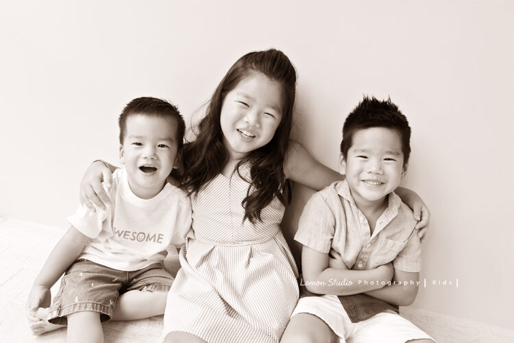 明潔媽麻一家第二次來拍全家福，這張是姊姊和弟弟們，黑白呈現出不同的味道！
